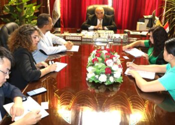 وفد صيني يزور مركز بحوث الصحراء