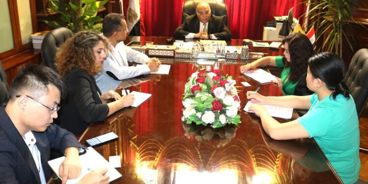 وفد صيني يزور مركز بحوث الصحراء لبحث سبل التعاون العلمي المشترك 1 وفد صيني يزور مركز بحوث الصحراء