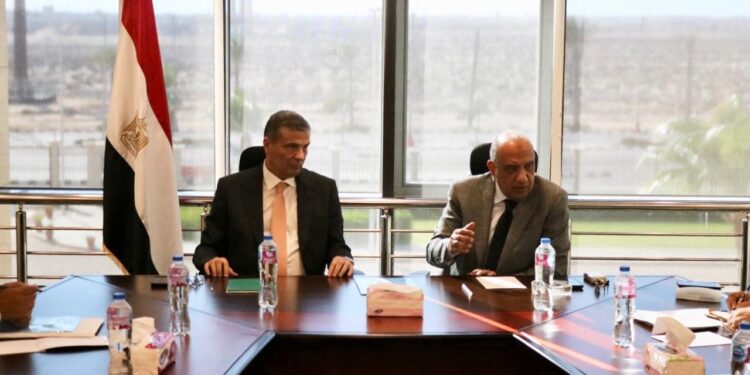 "الزراعة" و"الكهرباء" يبحثان دعم وتطوير تشغيل مزارع الدواجن 1 الزراعة