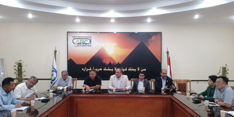وفد الجامعة الصينية للعلوم الزراعية يتفقد مركز البحوث الزراعية 1 الجامعة الصينية