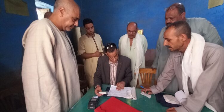 زراعة أسيوط تقوم بجولة تفتيشية على الجمعيات بإدارة الفتح الزراعية 1 وكيل زراعة أسيوط يقوم بمراجعة السجلات بالجمعيات