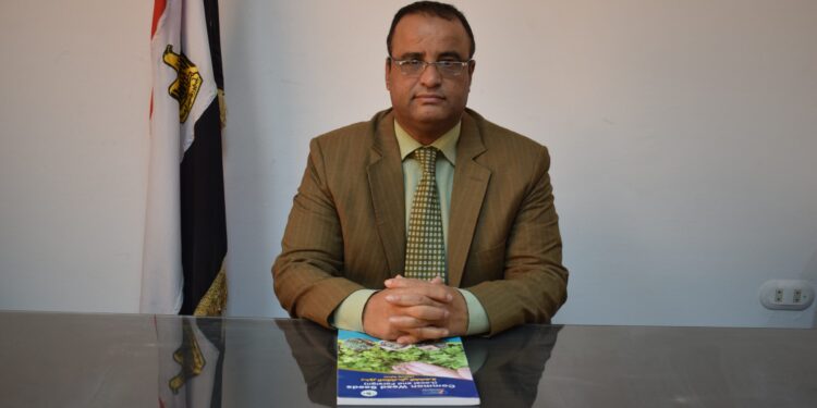 الدكتور عبده عبيد: الحشائش تسبب 20% خسائر في المحاصيل..و 4 طرق للمكافحة المتكاملة 1 الدكتور عبده عبيد مدير المعمل المركزى لبحوث الحشائش