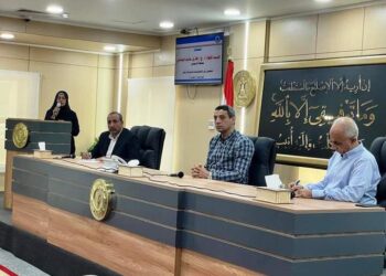 محافظ السويس يناقش مشاكل صرف الأسمدة للمزارعين بالجمعيات التعاونية