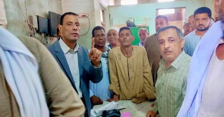 وكيل زراعة أسيوط يتفقد الجمعيات الزراعية لمتابعة صرف الأسمدة 1 وكيل زراعة أسيوط يتفقد الجمعيات الزراعية