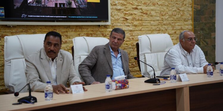 وزير الزراعة يلتقي الباحثين والمزارعين بمركز التنمية المستدامة ..لبحث التحديات الزراعية في البيئات الصحراوية 1 وزير الزراعة يلتقي الباحثين والمزارعين بمحافظة مطروح