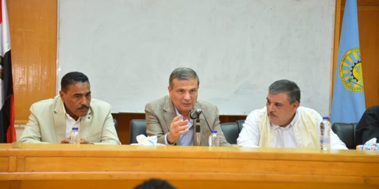 وزير الزراعة يلتقي بأعضاء الجمعيات المركزية والزراعية والمربين.. ويؤكد على دعم الدولة لكافة الأنشطة التنموية 1 وزير الزراعة يلتقي أعضاء الجمعيات المركزية بمطروح