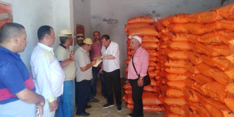 وكيل زراعة البحيرة يتابع توزيع الأسمدة و زراعات القطن بجمعيات أبو حمص  1 وكيل زراعة البحيرة يتابع صرف الأسمدة بالجمعيات الزراعية