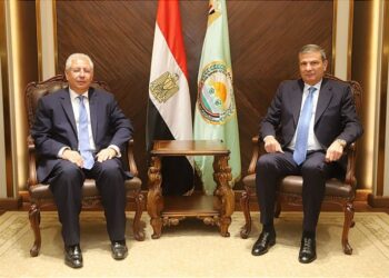 وزير الزراعة يلتقي السفير المصري بالكويت