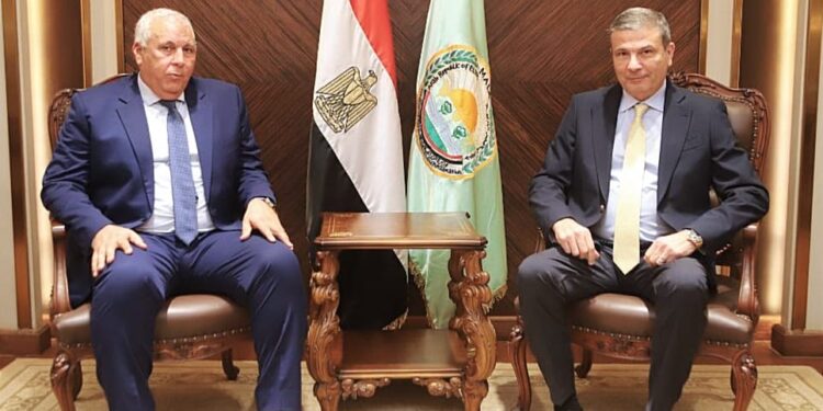 وزير الزراعة يتابع مع محافظ الوادي الجديد ملفات التعاون المشترك