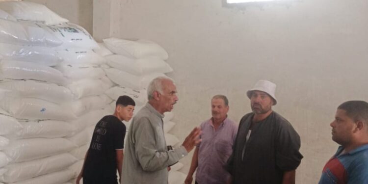 مدير إدارة دمنهور الزراعية يتابع توزيع الأسمدة بالأبعادية 1 مدير إدارة دمنهور الزراعية تتفقد مخازن الجمعية الزراعية