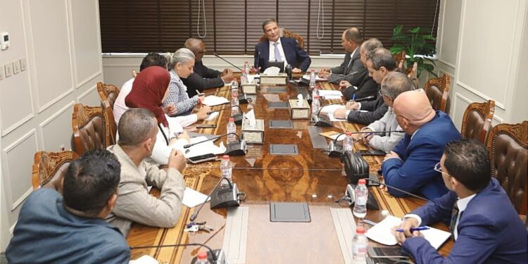 وزير الزراعة يبحث مع البعثة الإشرافية للإيفاد جهود تنمية البيئات الصحراوية في مطروح