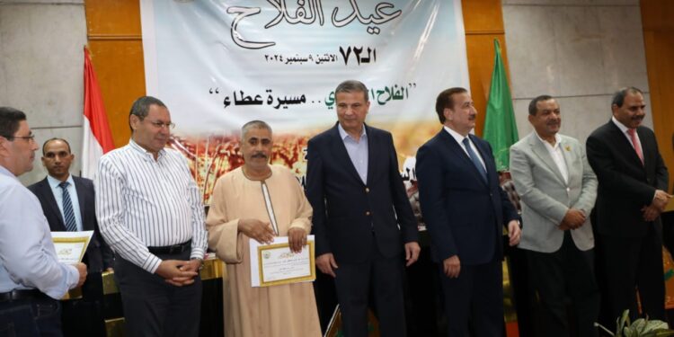 «وزير الزراعة»: نثق في قدرات «الفلاح المصري»..وتوجيهات الرئيس السيسي بأن نضع المزارعين نصب أعيننا 1 الفلاح المصري