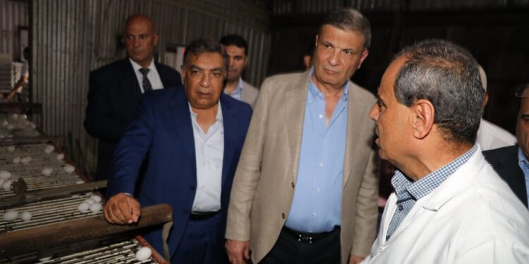 وزير الزراعة ومحافظ الدقهلية ورئيسا لجنة الزراعة بـ النواب والشيوخ يتفقدون محطة إنتاج البيض ومصنع الأعلاف التابعين للإصلاح الزراعي 1 محطة إنتاج البيض