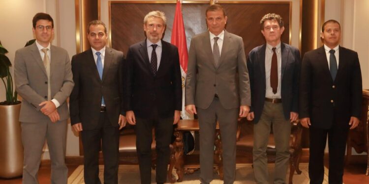 وزير الزراعة والسفير الإيطالي بالقاهرة يبحثان التعاون في التصنيع الزراعى والتقاوى والبذور 1 وزير الزراعة