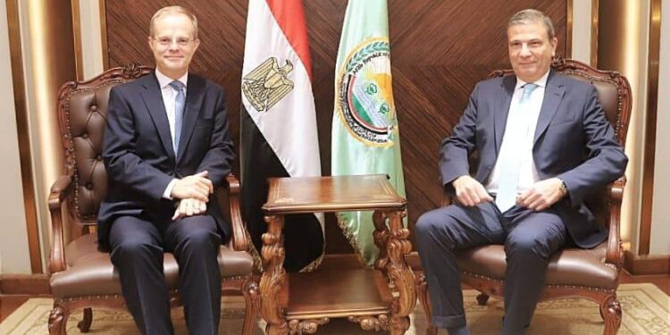 وزير الزراعة يبحث مع سفير بريطانيا التعاون في مجال البحث العلمي وتبادل السلع الزراعية