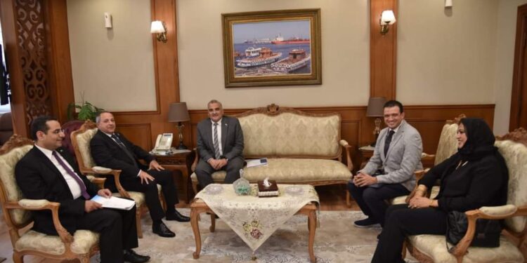 مدير تنمية البحيرات يبحث مع محافظ بورسعيد التعاون المشترك 1 مدير تنمية البحيرات يبحث مع محافظ بورسعيد التعاون المشترك