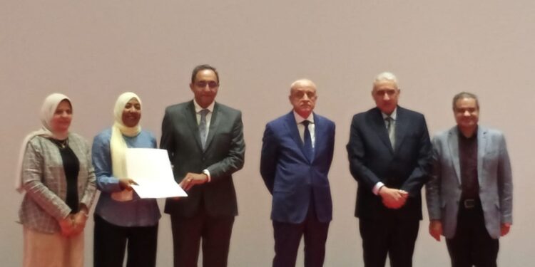 تكريم باحثة بالمعمل المركزي للمناخ الزراعي بالمؤتمر العام لجنوب الوادي 1 المركزي للمناخ الزراعي
