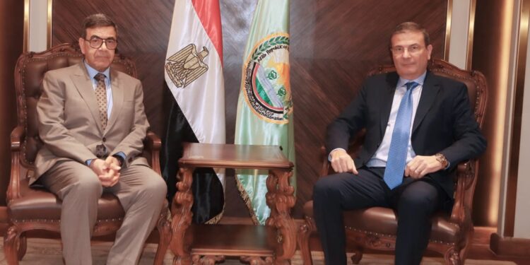 وزير الزراعة يستقبل نقيب الأطباء البيطريين لبحث التعاون بين الوزارة والنقابة وتطوير منظومة الطب البيطري في مصر 1 وزير الزراعة يستقبل نقيب الأطباء البيطريين لبحث التعاون بين الوزارة والنقابة وتطوير منظومة الطب البيطري في مصر