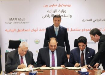 وزير الزراعة يشهد توقيع بروتوكول تعاون بين الوزارة والبنك الزراعي و«MAFI» لتمويل الزراعات التعاقدية 5 تمويل الزراعات التعاقدية