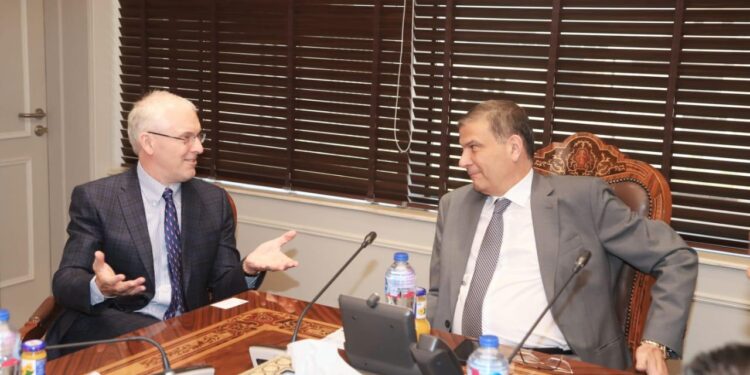 وزير الزراعة يبحث مع إحدى كبريات الشركات العالمية لإنتاج وتصنيع الألبان سبل تعزيز استثماراتها 1 وزير الزراعة