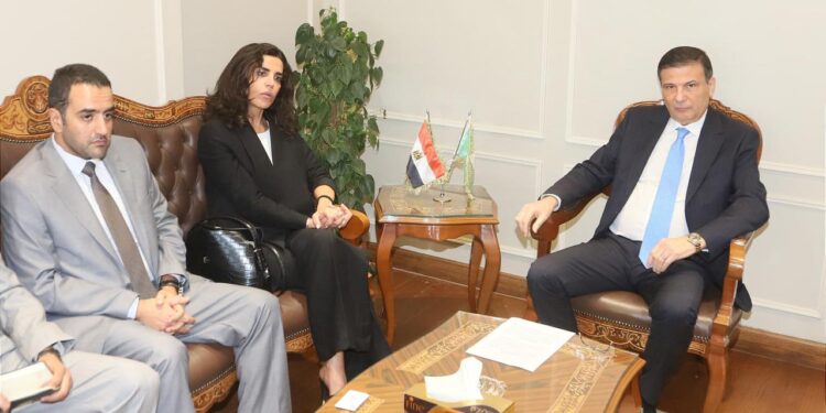 وزير الزراعة يبحث مع مجموعة الغانم الكويتية تعزير استثماراتها في مصر بمجالات الإنتاج النباتي والداجني 1 وزير الزراعة يبحث مع مجموعة الغانم الكويتية تعزير استثماراتها في مصر بمجالات الإنتاج النباتي والداجني