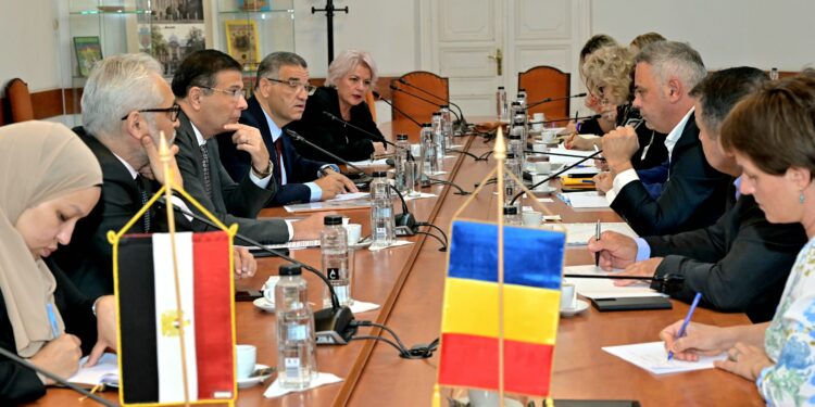 وزير الزراعة يبحث مع نظيره الروماني تكثيف سبل التعاون بين البلدين في القطاع الزراعي 1 وزير الزراعة يبحث مع نظيره الروماني تكثيف سبل التعاون بين البلدين في القطاع الزراعي