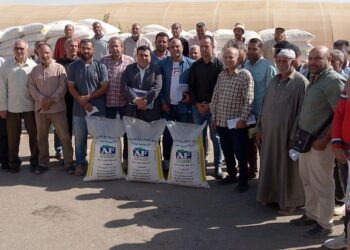 الزراعة توفي بوعدها..مزارعو شمال سيناء يستلمون الأسمدة المدعمة لأراضي التجمعات التنموية