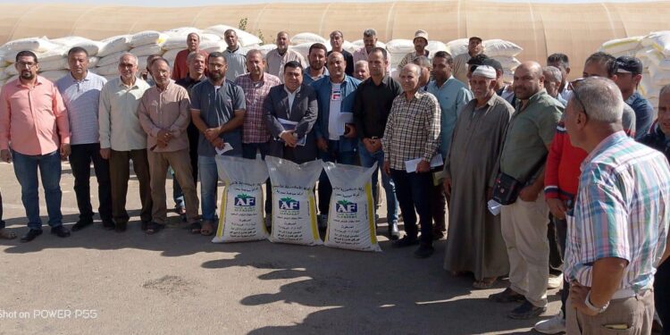 الزراعة توفي بوعدها..مزارعو شمال سيناء يستلمون الأسمدة المدعمة لأراضي التجمعات التنموية 1 الزراعة توفي بوعدها..مزارعو شمال سيناء يستلمون الأسمدة المدعمة لأراضي التجمعات التنموية