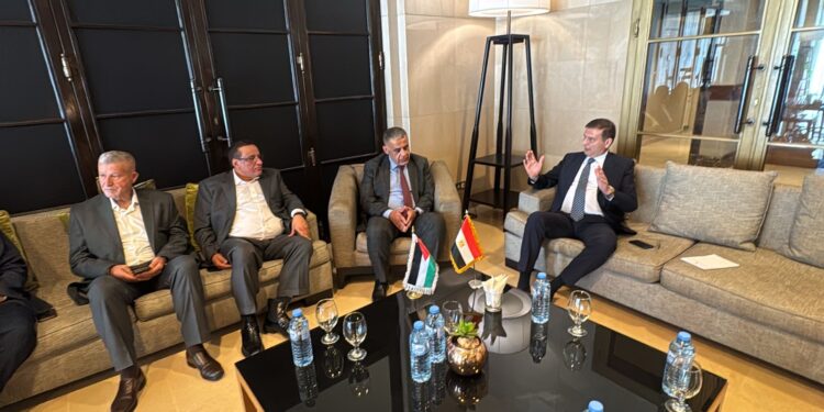 وزير الزراعة يجتمع مع نقابة مصدري الخضر والفواكه بالأردن 1 وزير الزراعة