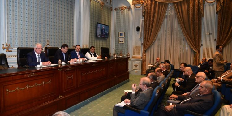 وزير الزراعة: خطة لتحويل ٣٢٥ ألف فدان بصعيد مصر من الرى بالغمر إلي الرى الحديث 1 وزير الزراعة: خطة لتحويل ٣٢٥ ألف فدان بصعيد مصر من الرى بالغمر إلي الرى الحديث