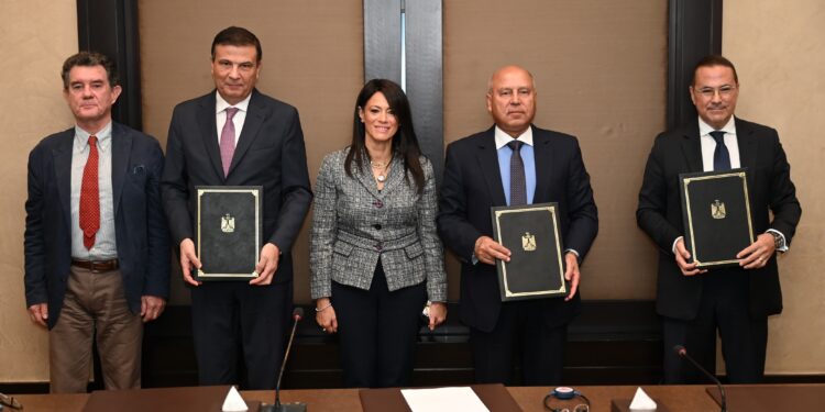 توقيع وثيقة مشروع القطن المصري بين وزارتي الصناعة والزراعة ومنظمة اليونيدو 1 توقيع وثيقة مشروع القطن المصري بين وزارتي الصناعة والزراعة ومنظمة اليونيدو