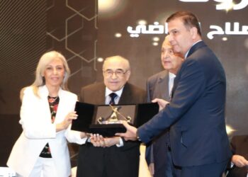 مؤتمر “الناس والبنوك” يكرم علاء فاروق وزير الزراعة لخبرته وإنجازاته المصرفية على مدار ٤٠ عاما