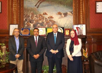 محافظ مطروح يزور مقر مركز «بحوث الصحراء» بالقاهرة