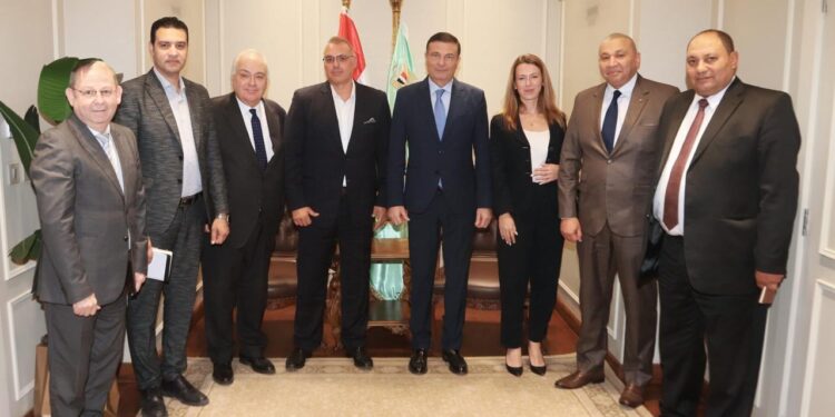 «وزير الزراعة» يبحث تعزيز التعاون المشترك مع شركات عالمية لإدارة الأصول في القطاع الزراعي 1 القطاع الزراعي