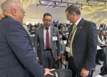 وزير الزراعة يلتقي ممثل رئيس الوزراء الباكستاني ورئيس المجموعة الأفريقية للمفاوضين