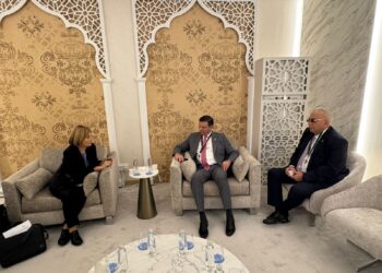 علي هامش “كوب 16′.. وزير الزراعة يلتقي نائب رئيس بنك الاستثمار الأوروبي