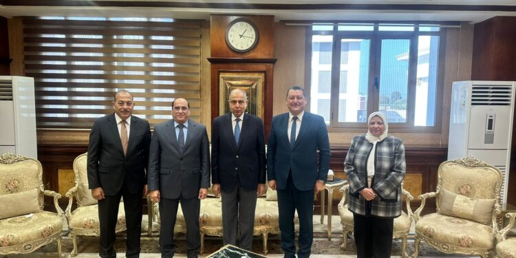 "الزراعة" تبحث مع محافظة المنيا رفع كفاءة وإعادة تشغيل مشروع دواجن شوشه 1 الزراعة