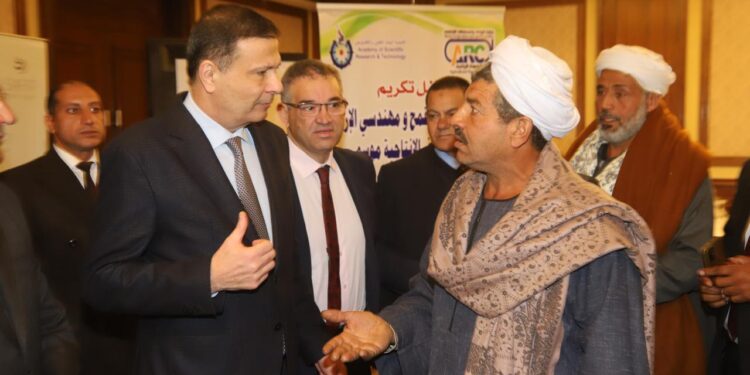 بالصور.. وزير الزراعة يكرم مزراعي القمح ويوجه بحملة قومية لمكافحة الحشائش على نفقة الوزارة 1 وزير الزراعة