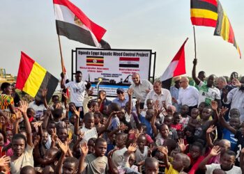 وزير الري يتفقد الأعمال الجارية ضمن “المشروع المصري لمقاومة الحشائش المائية بالبحيرات العظمي بأوغندا”