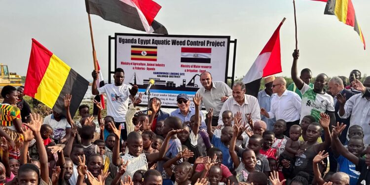 وزير الري يتفقد الأعمال الجارية ضمن "المشروع المصري لمقاومة الحشائش المائية بالبحيرات العظمي بأوغندا" 1 وزير الري يتفقد الأعمال الجارية ضمن “المشروع المصري لمقاومة الحشائش المائية بالبحيرات العظمي بأوغندا”