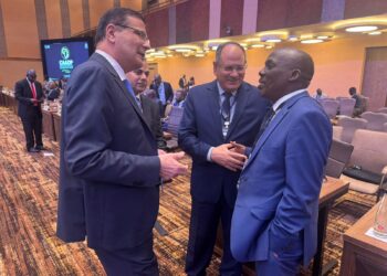 وزير الزراعة يلتقي و بعض نظراءه من الدول الأفريقية على هامش مشاركته في قمة الاتحاد الأفريقي الاستثنائية