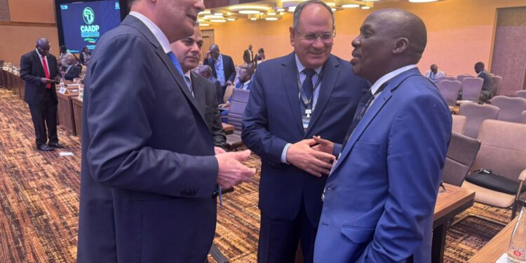 وزير الزراعة يلتقي و بعض نظراءه من الدول الأفريقية على هامش مشاركته في قمة الاتحاد الأفريقي الاستثنائية