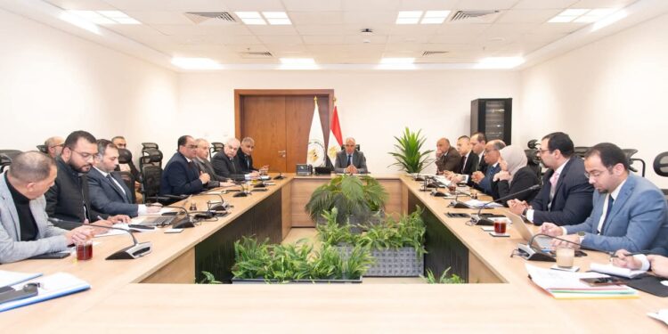 وزير الري يتابع خطوات تسهيل إجراءات إصدار التراخيص بالوزارة 1 وزير الري