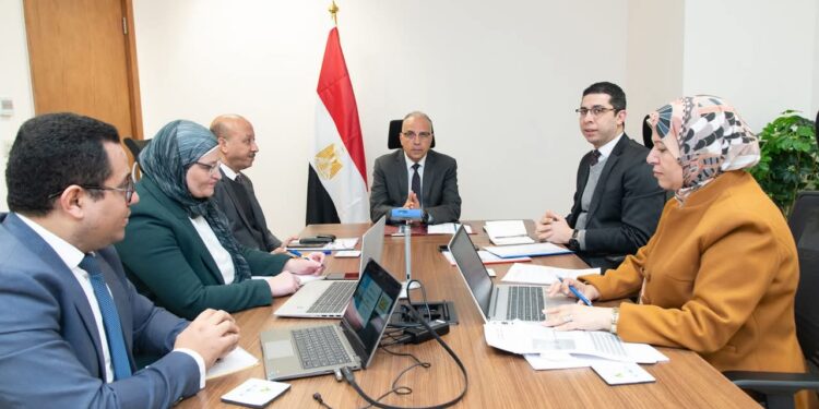 وزير الري يتابع ملفات التعاون الثنائي مع الدول الإفريقية والجهات الدولية فى مجال المياه 1 وزير الري