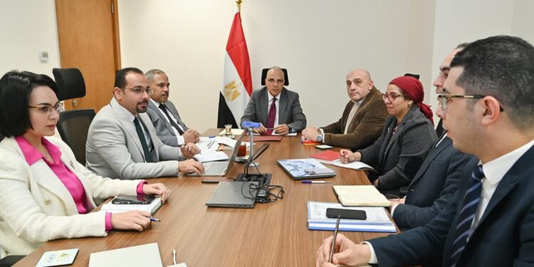 وزير الري يناقش مقترحات تشكيل وحدة لإدارة ومتابعة المشروعات الممولة من الجهات الدولية بالوزارة 1 وزير الري