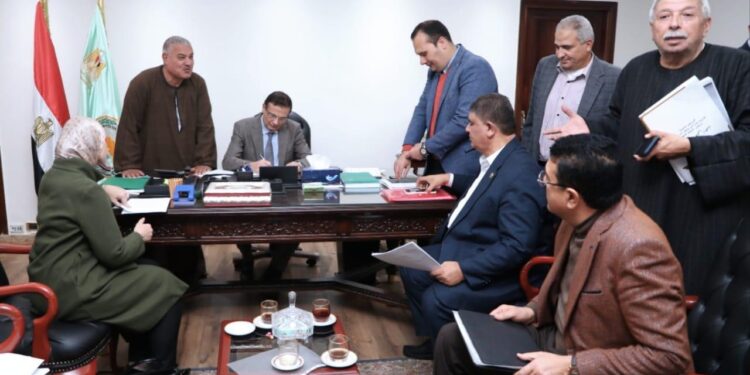 وزير الزراعة يلتقي بعدد من أعضاء مجلسي النواب والشيوخ ويوجه بسرعة حل مشكلات المواطنين 1 وزير الزراعة