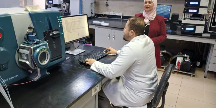 المعمل المركزي للمبيدات يواصل أداء عمله خلال إجازة عيد الشرطة 1 المعمل المركزي للمبيدات يواصل أداء عمله خلال إجازة عيد الشرطة