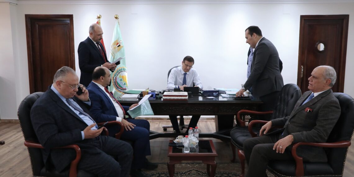 وزير الزراعة يبحث طلبات المواطنين خلال اللقاء الإسبوعي بـ أعضاء النواب والشيوخ 1 وزير الزراعة