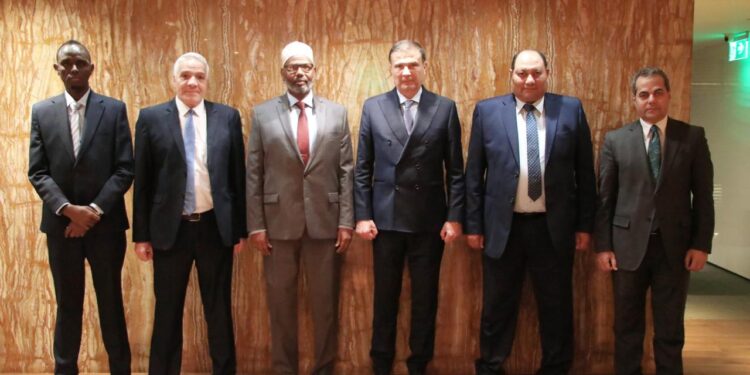 وزير الزراعة يبحث مع نظيرة الصومالي تبادل الخبرات والسلع الزراعية 1 وزير الزراعة