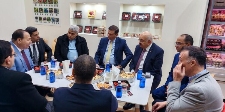 وزير الزراعة يلتقى بالمصدرين والمستثمرين الأجانب واتحاد المصدرين الأسباني 1 وزير الزراعة